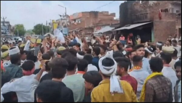 Angry with the cutting of the hair of a Yadav storyteller, 2000 supporters took to the streets