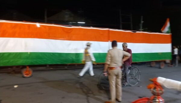 101 फीट लंबी यह तिरंगा कांवड़ सभी को आकर्षित