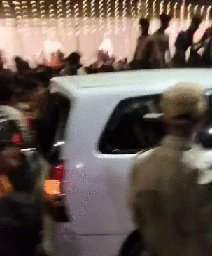 Shiv bhakts got angry after a car collided with Kanwadiyas, they vandalized the car, they vandalized the car with sticks in their hands.