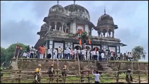 Uproar between two groups over Mazar in Fatehpur