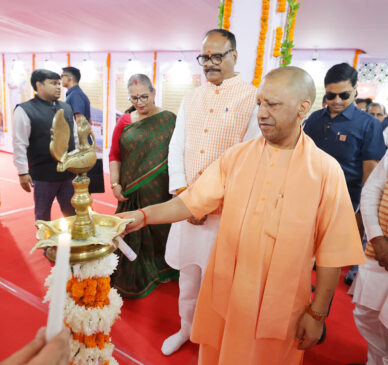 CM Yogi inaugurated an exhibition based on the life of PM Modi