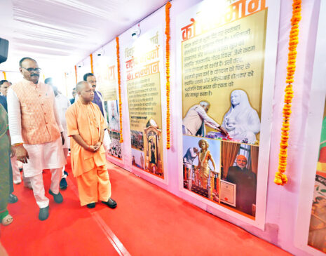 CM Yogi inaugurated an exhibition based on the life of PM Modi