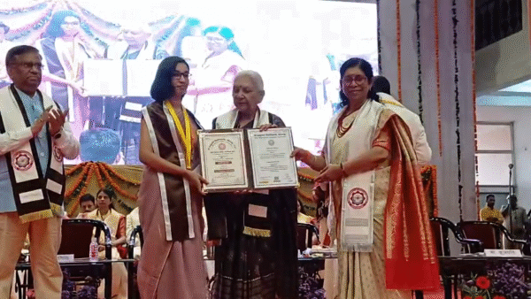 Governor distributed gold medals to students