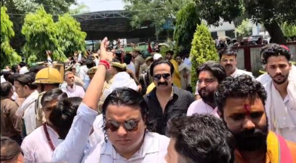 Brahmin community surrounds SSP office in Saharanpur, Protests by reciting Hanuman Chalisa, 1700 temples in the district remain closed