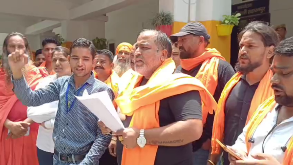 देवबंद में शिव मंदिर के दावे पर फिर गरमाई सियासत, हिंदू रक्षा दल ने प्रशासन को सौंपा ज्ञापन