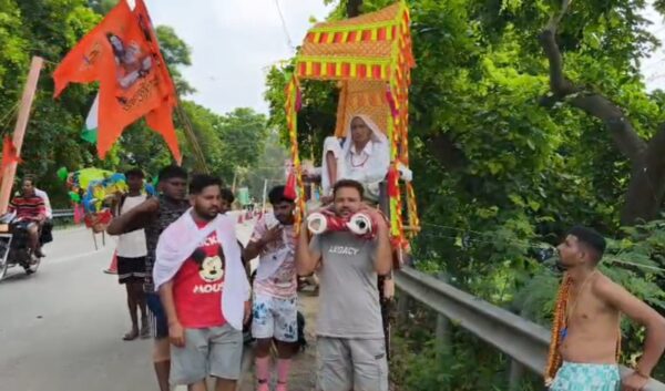 100 वर्षीय दादी को कंधों पर बैठाकर 300 किलोमीटर की कांवड़ यात्रा पर निकला परिवार