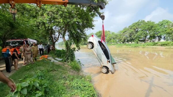 Honda City car that sank in a major canal in Saharanpur was successfully rescued, A major accident was averted due to the prompt action of the police and fire service.