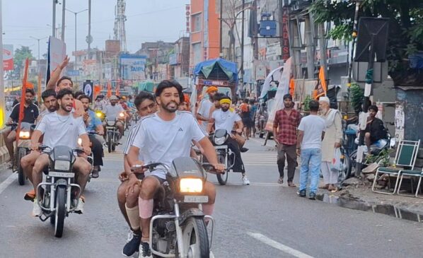 पद यात्रा के बाद अब डाक कांवड़ की बारी, सड़कों पर दौड़ने लगीं बाइक और गाड़ियां, पैदल दौड़ते हुए 12 से 60 घंटे में जलाभिषेक का टारगेट