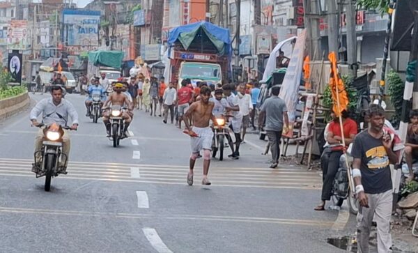 पद यात्रा के बाद अब डाक कांवड़ की बारी, सड़कों पर दौड़ने लगीं बाइक और गाड़ियां, पैदल दौड़ते हुए 12 से 60 घंटे में जलाभिषेक का टारगेट
