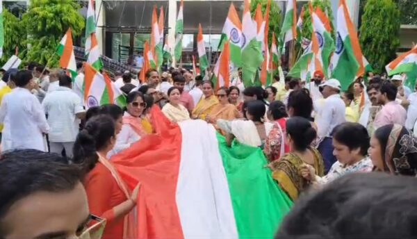 Tiranga Yatra started in Saharanpur, 151 feet long tricolor attracted people's attention