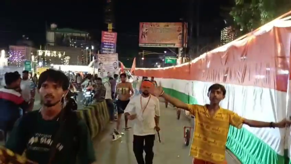 121 फीट लंबी तिरंगा कांवड़ ने खींचा सबका ध्यान शहीदों को श्रद्धांजलि और युवाओं को नशामुक्ति का संदेश