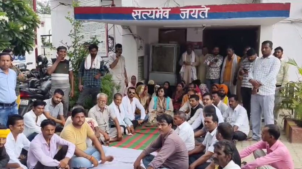 Yogi's minister Pratibha Shukla sat on a dharna in the police station