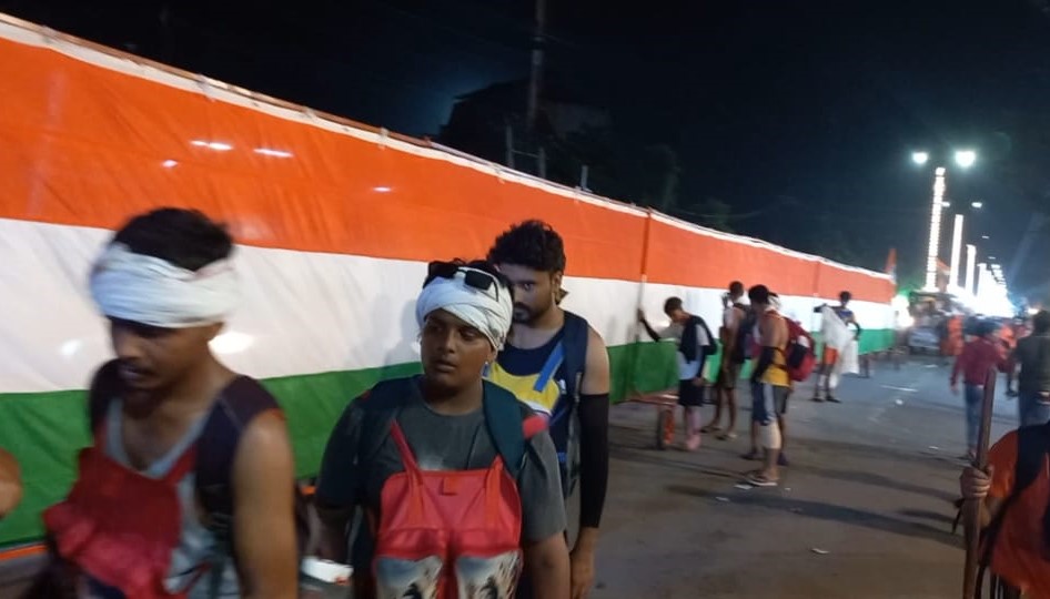 101 फीट लंबी यह तिरंगा कांवड़ सभी को आकर्षित