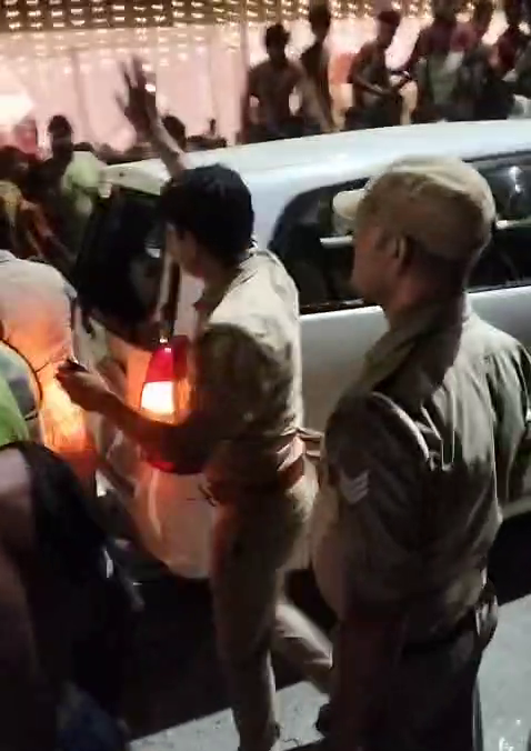 Shiv bhakts got angry after a car collided with Kanwadiyas, they vandalized the car, they vandalized the car with sticks in their hands.