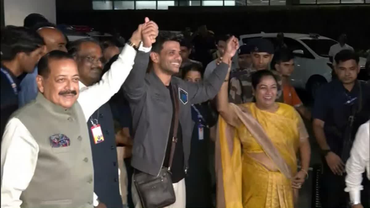 Shubhanshu Shukla who returned to India, Was welcomed with drums at Delhi airport, Shubhanshu Shukla Will meet PM Modi today