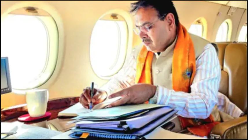 The pilot of Chief Minister Bhajan Lal's plane got confused, landed on the wrong runway 5 km away, landed it at the Indian Air Force station in Phalodi.