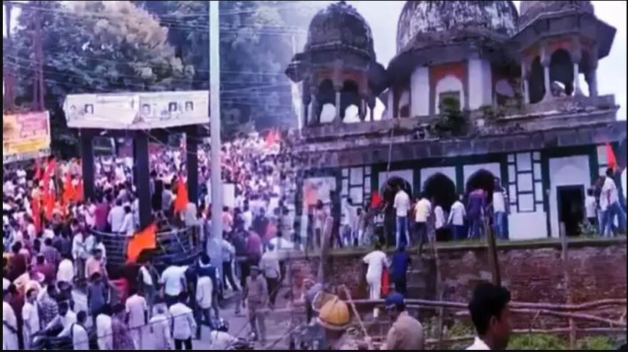 Uproar between two groups over Mazar in Fatehpur, Hindu organizations vandalized the shrine and hoisted the saffron flag, Submitted a memorandum to the DM demanding worship.