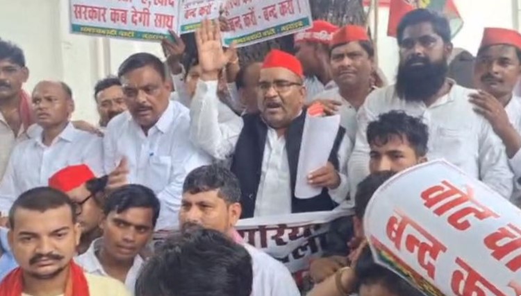 SP's huge demonstration over shortage of fertilizers, BJP Kisan Morcha district president resigns from the post