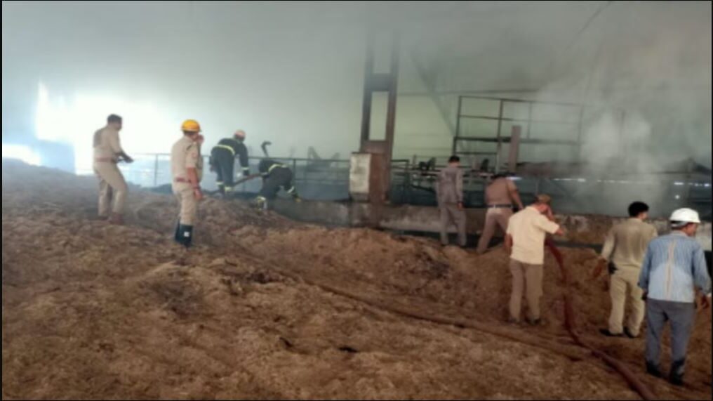 A massive fire broke out in the co-gen plant of Triveni sugar mill, Goods worth lakhs destroyed, The cause of the fire is said to be a short circuit.