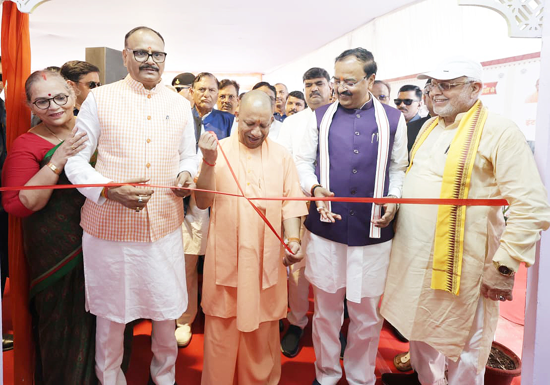 CM Yogi inaugurated an exhibition based on the life of PM Modi