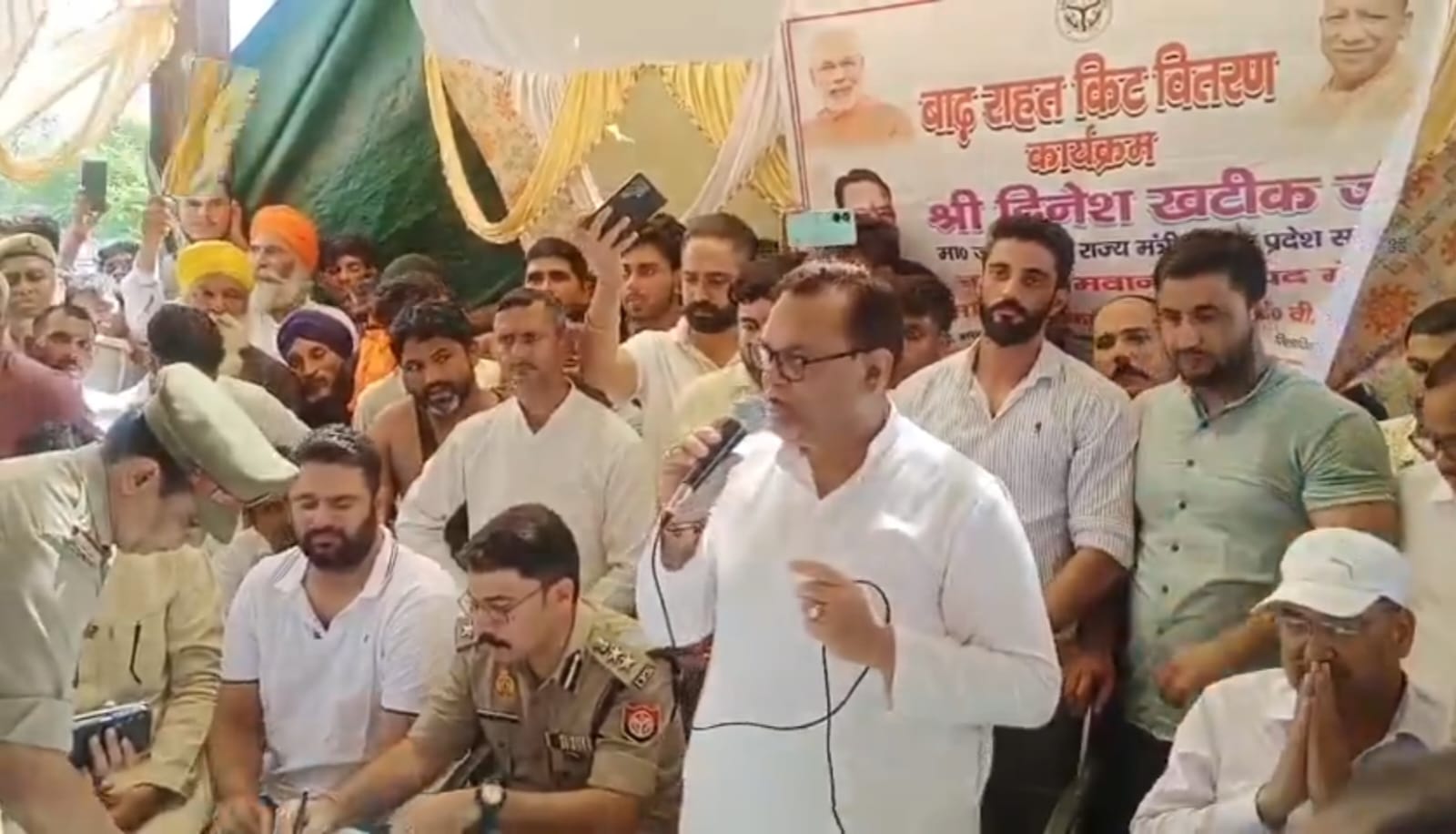 Flood victims in Hastinapur returned relief material, Reprimanded the state minister, Villagers said - "We don't want relief-we want life"