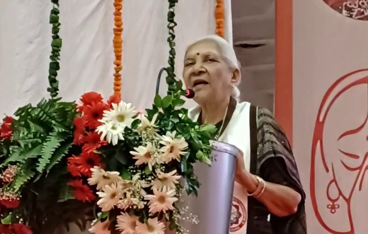 Governor distributed gold medals to students