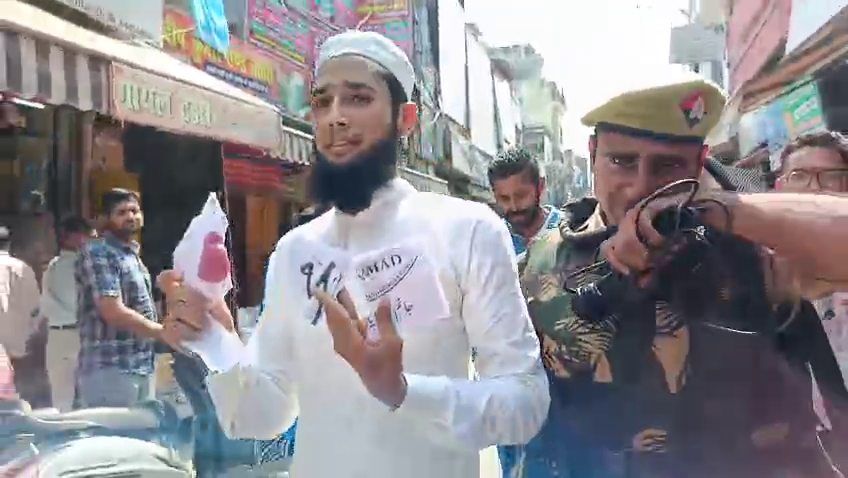 जुम्मे की नमाज के बाद मुस्लिम युवक ने दिखाया "I Love Mohamed" लिखा पोस्टर