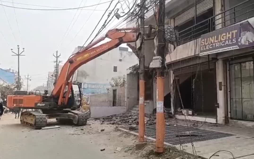 Bulldozers roar in Bareilly, Showroom and 16 shops belonging to a close associate of the riot mastermind demolished