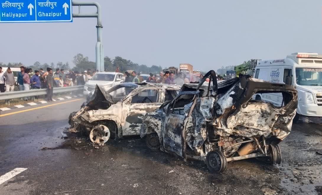 Horrific road accident on Purvanchal Expressway, One car rear-ends another, 5 killed fire in cars