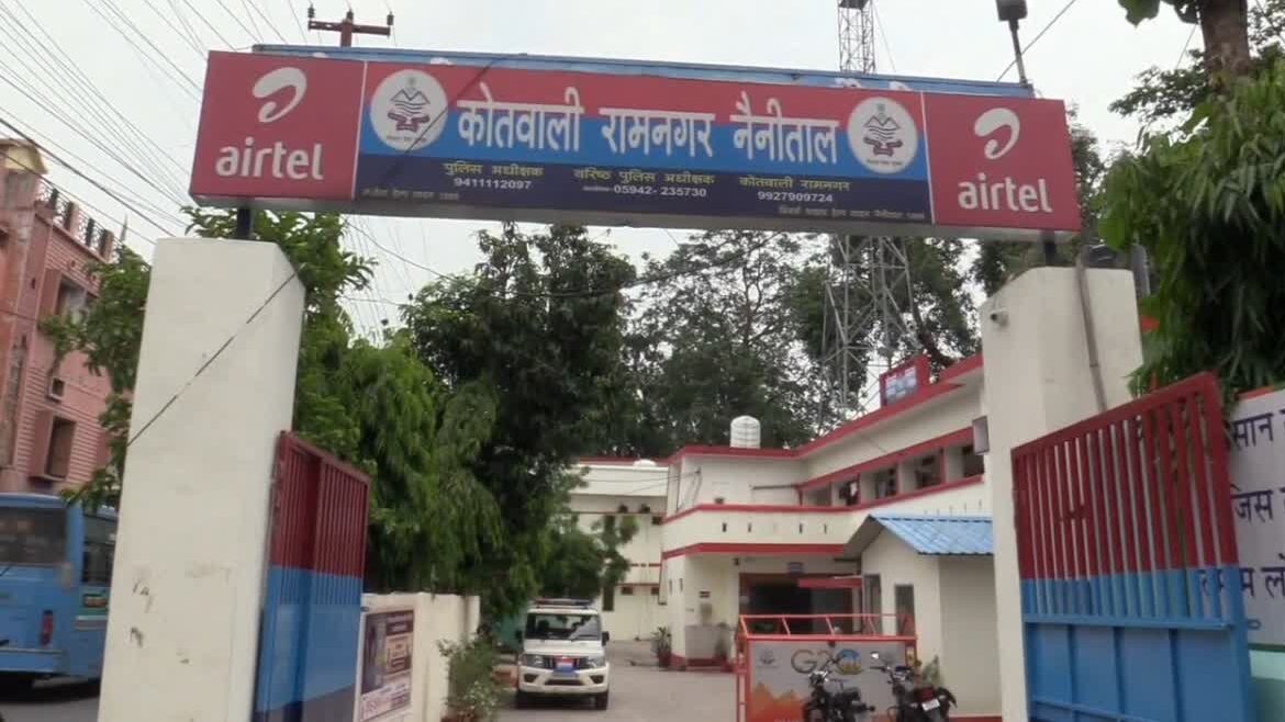 In Ram Nagar, armed thugs broke into a farmhouse to extort money and threatened to kill the owner.