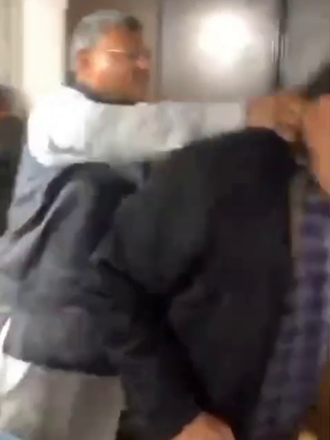 The mayor reprimanded officials for deficiencies in the birth and death certificate office, Dragged a clerk out of the office by the collar.