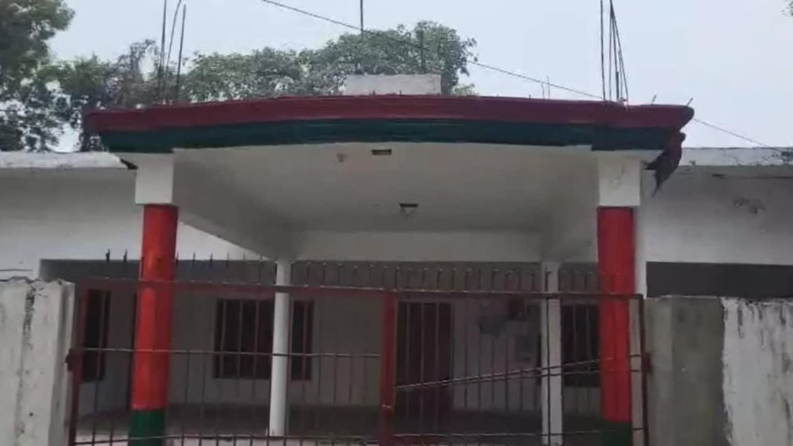 A notice has been issued to vacate the Samajwadi Party office from Sitapur Town Hall, The allotment had been cancelled in 2005.