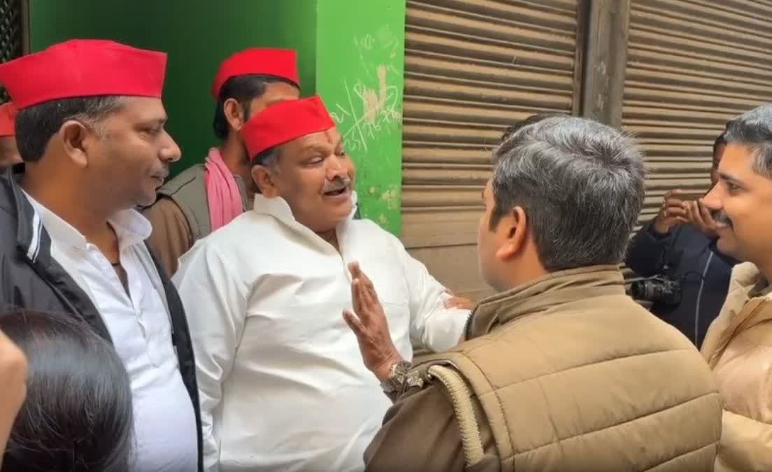 The SP delegation heading to Manikarnika Ghat was stopped, Clash ensued with the SP MP, Party members staged a sit-in protest.