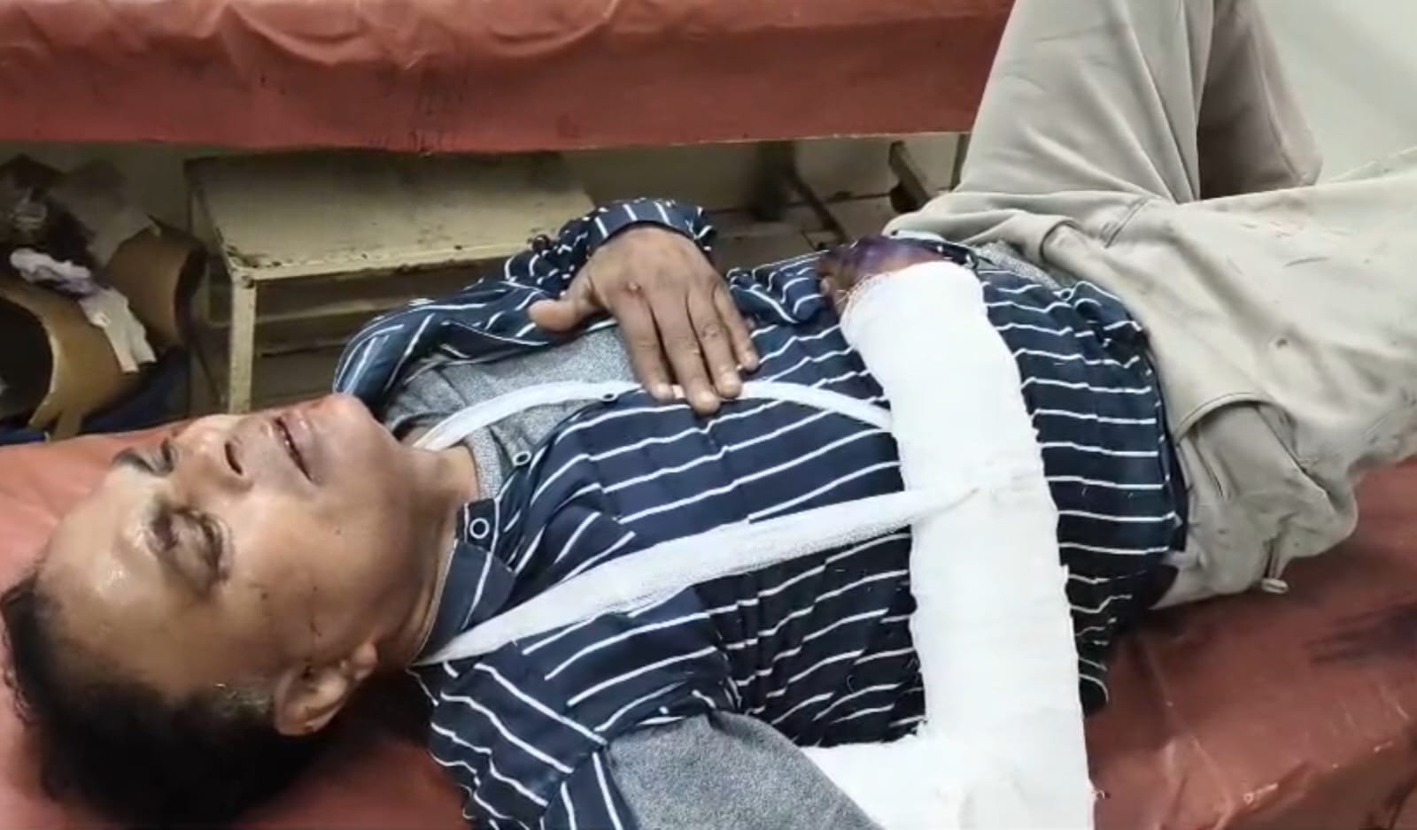 A car carrying criminals fleeing from the police ran over a motorcyclist