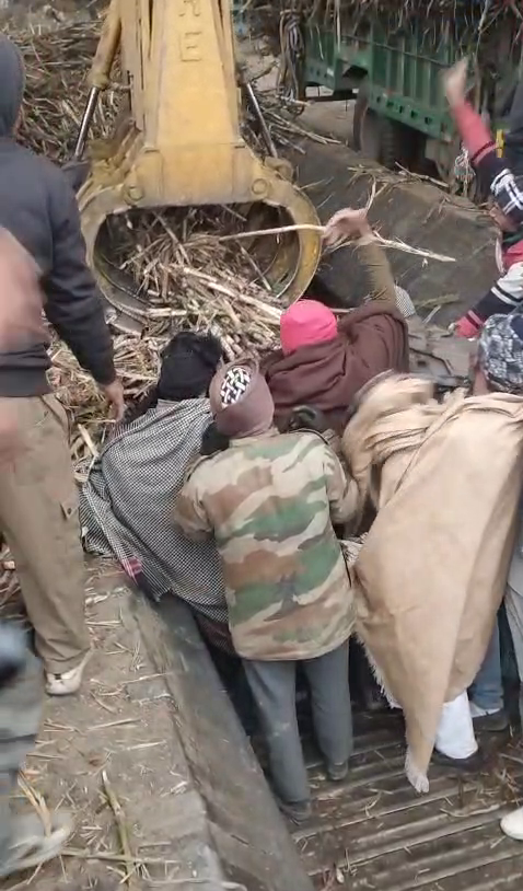 A farmer fell into the crushing mechanism of the Sarsawa sugar mill