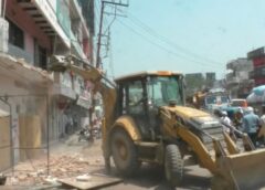 वाराणसी में बुलडोज़रों ने 41 मकान गिराए; PWD ने यातायात में बाधा डालने वाले 100 घरों को नोटिस जारी किए