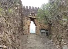 विजयगढ़ किले में सरोवर और मजार को लेकर विवाद, प्रशासन ने बैठाई जांच