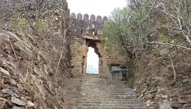 विजयगढ़ किले में सरोवर और मजार को लेकर विवाद