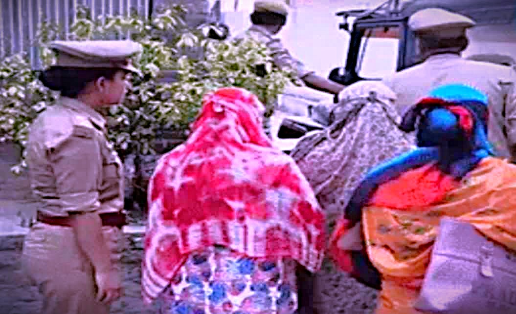 Blackmailing gang busted in Kanpur hotel, Pornographic videos were made using hidden cameras