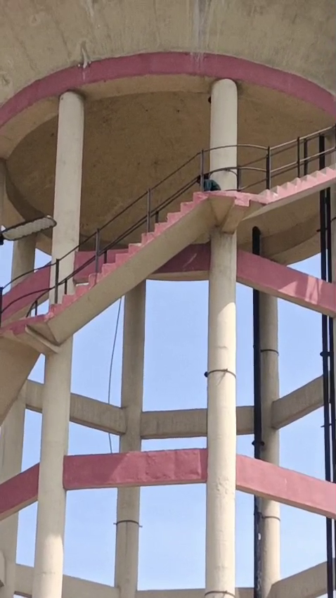 Chaos at Saharanpur Medical College, Youth climbs water tank, Angry Youth over non-payment of salary climbs water tank