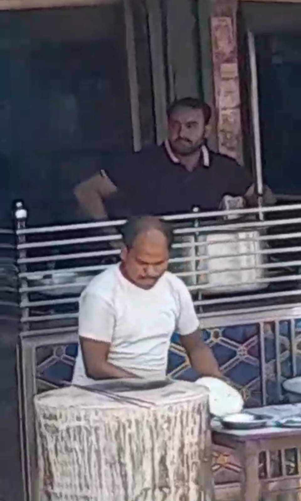 Video of a hotel in Saharanpur's Chilkana goes vira Youth seen spitting on roti सहारनपुर : सहारनपुर जिले के चिलकाना कस्बे में बस स्टैंड स्थित एक होटल में एक बार फिर थूक जेहाद का मामला सामने आया है। जिसका वीडियो सोशल मीडिया पर वायरल हुआ तो हड़कंप मच गया। होटल में काम करने वाला एक युवक रोटी बनाते समय उस पर थूकता हुआ दिखाई दे रहा है। वीडियो सामने आने के बाद स्थानीय लोगों में भारी आक्रोश फैल गया। पुलिस ने मामले को गंभीरता से लेते हुए आरोपी युवकों के खिलाफ मुकदमा दर्ज कर दो लोगों को गिरफ्तार कर लिया है। आपको बता दें कि गुरुवार दोपहर यह वीडियो सोशल मीडिया पर तेजी से वायरल हुआ। वीडियो में युवक कथित तौर पर रोटी तैयार करते समय उस पर थूकता नजर आ रहा है। वीडियो वायरल होते ही लोगों ने तीखी प्रतिक्रिया दी और होटल संचालक व कर्मचारियों के खिलाफ सख्त कार्रवाई की मांग करने लगे। मामले की जानकारी मिलते ही थाना चिलकाना पुलिस हरकत में आई होटल पर पहुंची। पुलिस ने होटल में काम कर रहे युवक को हिरासत में लेकर पूछताछ शुरू की। इसके साथ ही वायरल वीडियो की सत्यता और पूरे घटनाक्रम की जांच भी शुरू कर दी गई। जांच के दौरान पुलिस ने संबंधित धाराओं में मुकदमा दर्ज करते हुए दो आरोपियों को गिरफ्तार कर लिया। घटना के बाद गोरक्षा दल के कार्यकर्ता भी थाने पहुंचे और आरोपियों के खिलाफ कठोर कार्रवाई की मांग की।कार्यकर्ताओं का कहना था कि इस तरह की हरकत लोगों की धार्मिक और सामाजिक भावनाओं को आहत करने वाली है तथा ऐसे मामलों में सख्त कार्रवाई होनी चाहिए। वहीं एसपी सिटी व्योम बिंदल ने बताया कि सोशल मीडिया पर वायरल वीडियो का संज्ञान लेकर तत्काल जांच शुरू कर दी गई थी। वीडियो में दिखाई दे रहे युवकों से पूछताछ की गई और मामले में मुकदमा दर्ज कर आवश्यक कानूनी कार्रवाई की गई है। पुलिस पूरे मामले की निष्पक्ष जांच कर रही है और कानून व्यवस्था पूरी तरह सामान्य है। फिलहाल पुलिस मामले से जुड़े अन्य पहलुओं की भी जांच कर रही है तथा क्षेत्र में शांति व्यवस्था बनाए रखने के लिए निगरानी बढ़ा दी गई है। दो आरोपियों को गिरफ्तार कर लिया गया है.