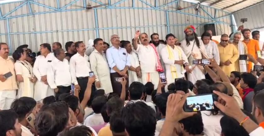 Brahmin community surrounds SSP office in Saharanpur, Protests by reciting Hanuman Chalisa, 1700 temples in the district remain closed