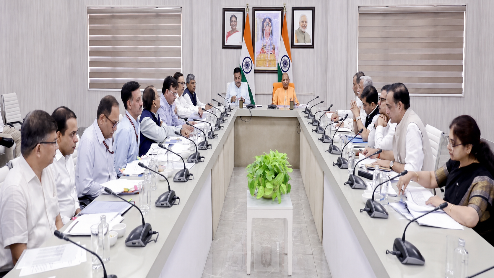 Nitin Gadkari in Lucknow, Gadkari reviewed road projects, Lucknow Kanpur Expressway, Nitin Gadkari and Yogi held a meeting, Lucknow News, Road revolution in UP gains new momentum, CM Yogi and Nitin Gadkari review national highway projects, focus on investment of ₹1.94 lakh crore