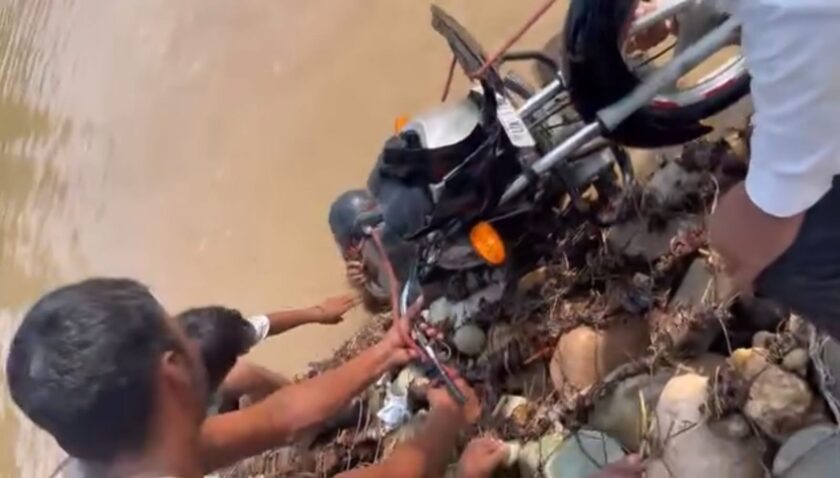 Saharsra river overflows in Saharanpur, Bike riders swept away by strong currents, Villagers save their lives