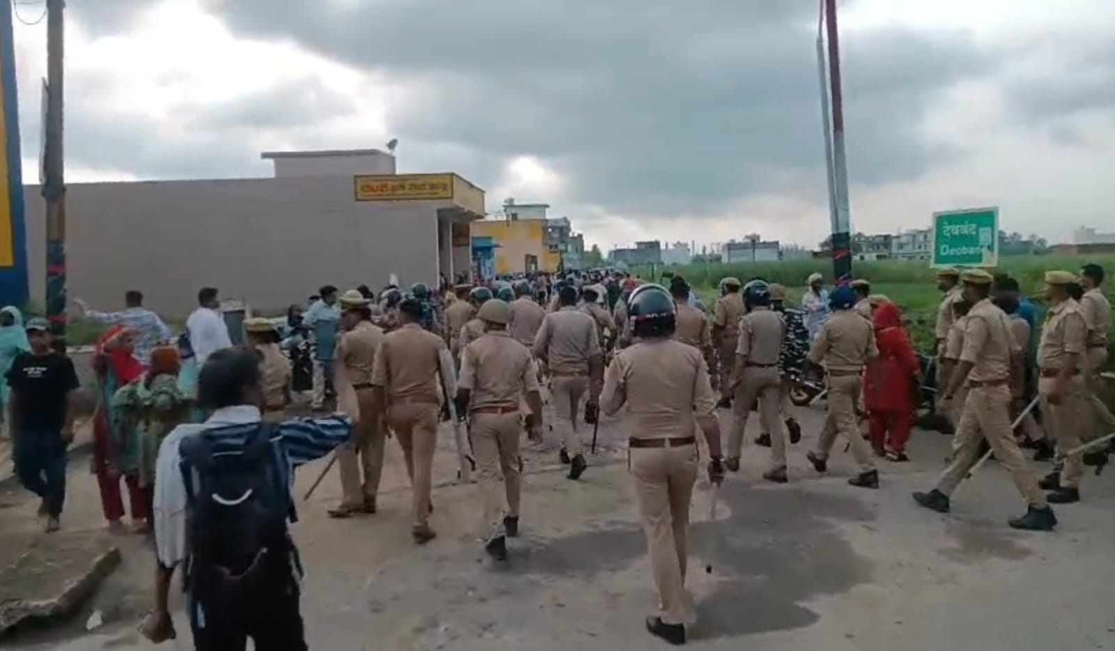 Highway blocked with dead body, Saharanpur lathicharge