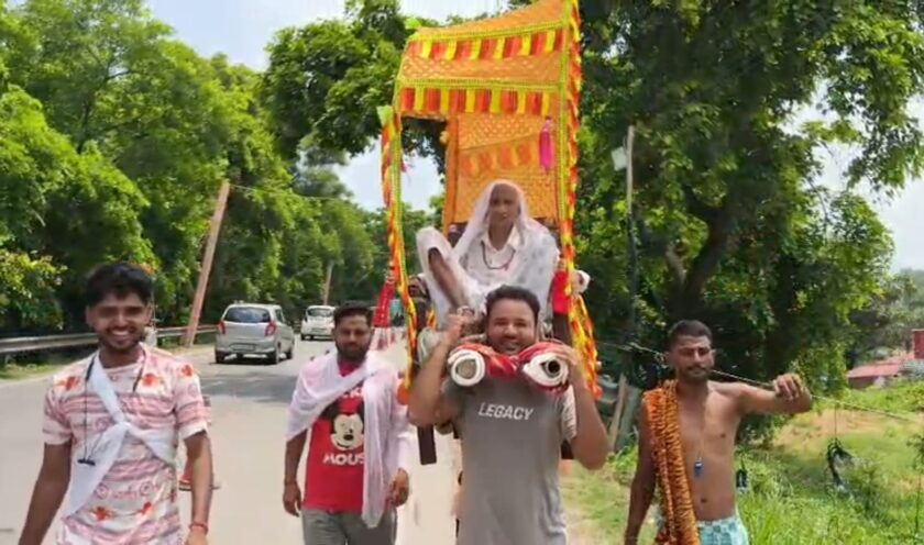 100 वर्षीय दादी को कंधों पर बैठाकर 300 किलोमीटर की कांवड़ यात्रा पर निकला परिवार