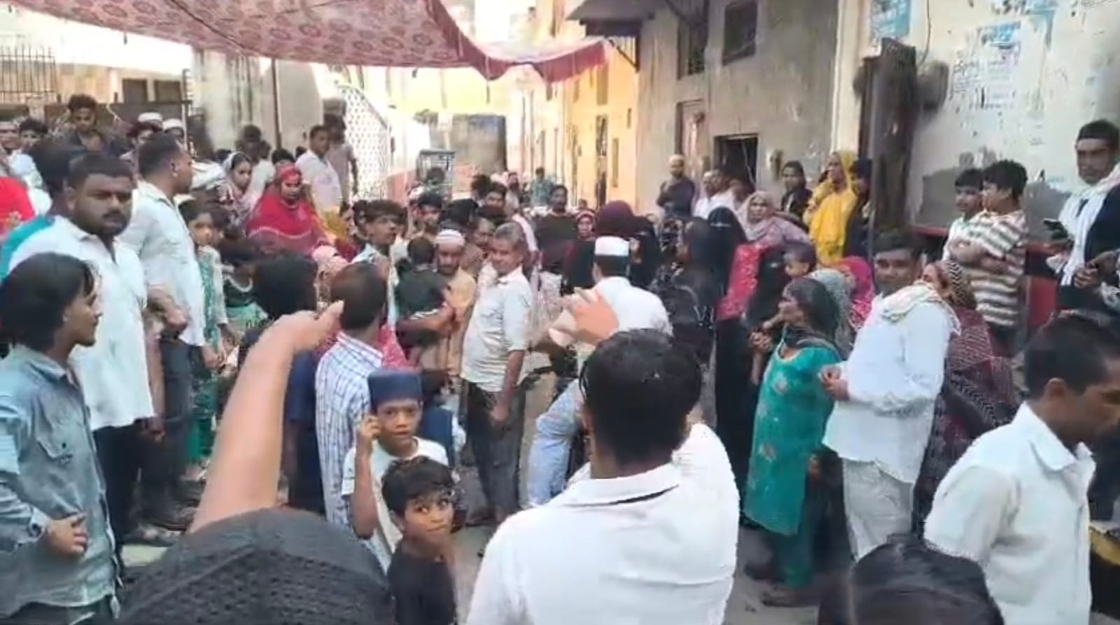 देवबंद में युवक की संदिग्ध मौत से सनसनी, परिजनों ने जहर देकर हत्या का लगाया आरोप; नामजद कार्रवाई की मांग