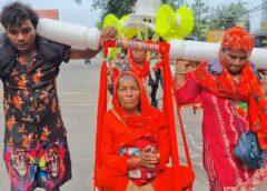 मां को पालकी में बैठाकर कांवड़ यात्रा पर निकला परिवार, बेटे-बहुओं ने उठाया जिम्मा, बोले- माता-पिता की सेवा ही भोलेनाथ की सच्ची भक्ति
