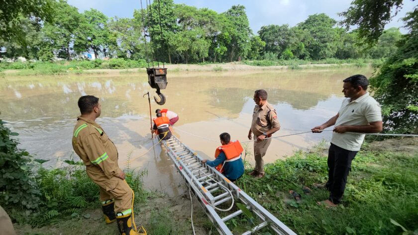 Honda City car that sank in a major canal in Saharanpur was successfully rescued, A major accident was averted due to the prompt action of the police and fire service.