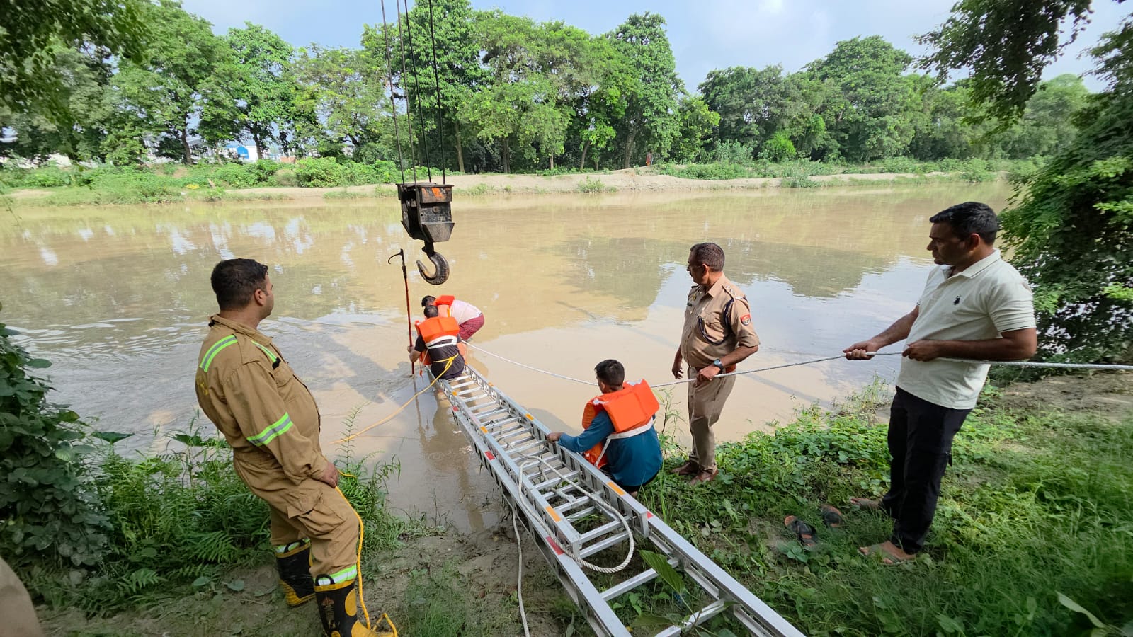 Honda City car that sank in a major canal in Saharanpur was successfully rescued, A major accident was averted due to the prompt action of the police and fire service.